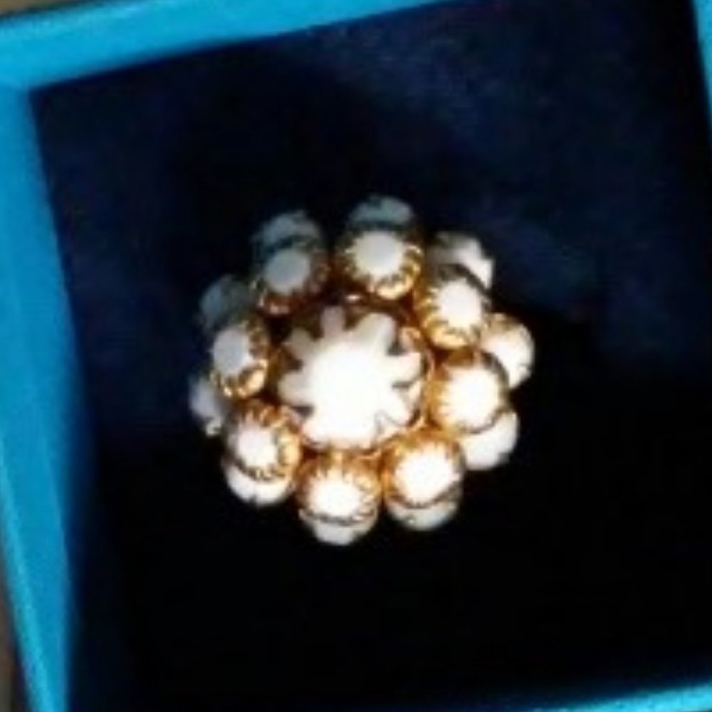 Glitzy Vintage Milk Glass Fashion Ring